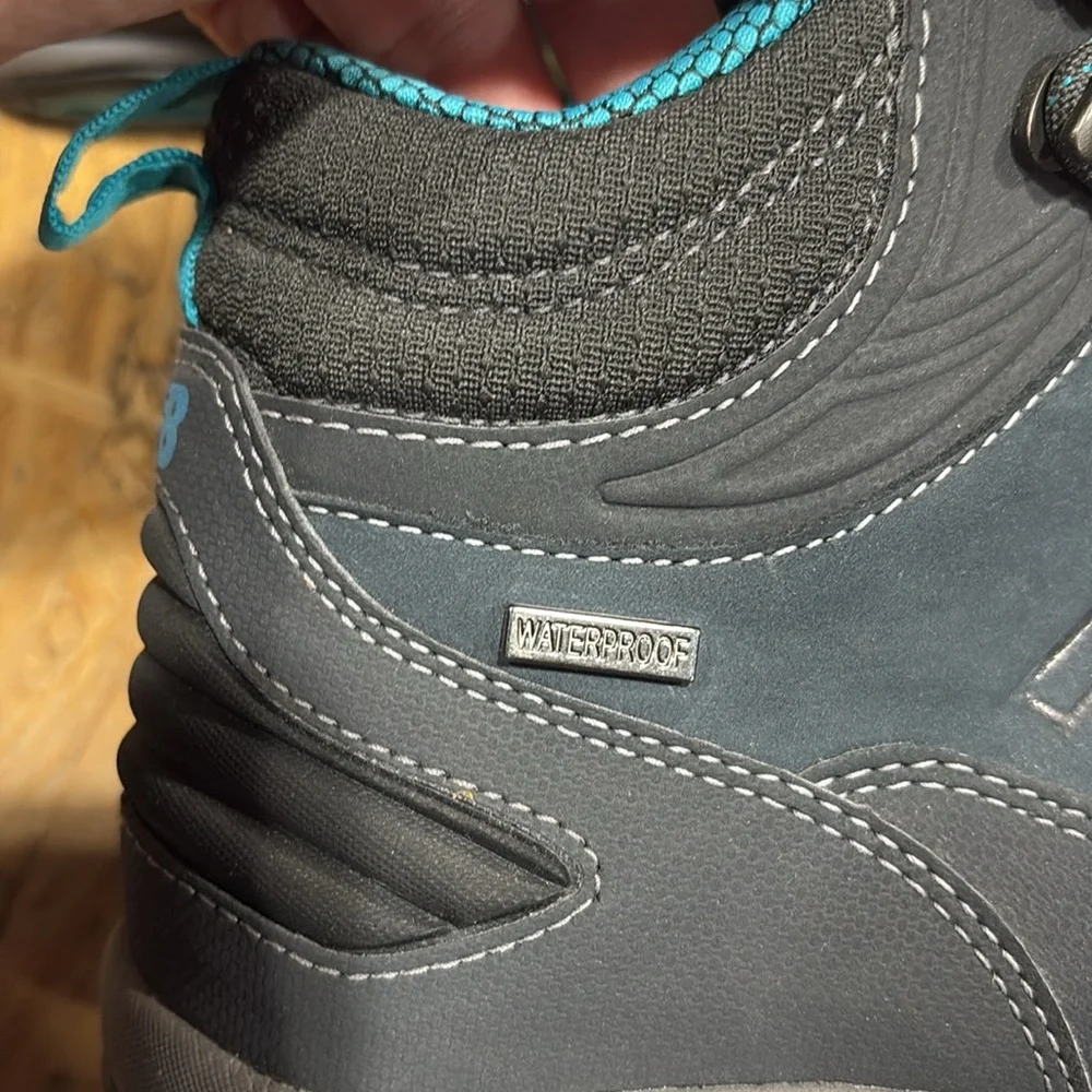 Brand new in box discontinued waterproof New Balance  in multiple sizes in wide. - Picture 7 of 7